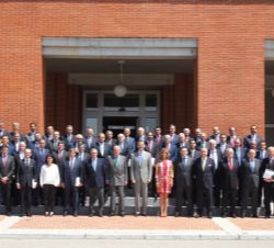 Don Felipe y Don Juan Carlos junto a los asistentes a la reunión del Patronato de Cotec
